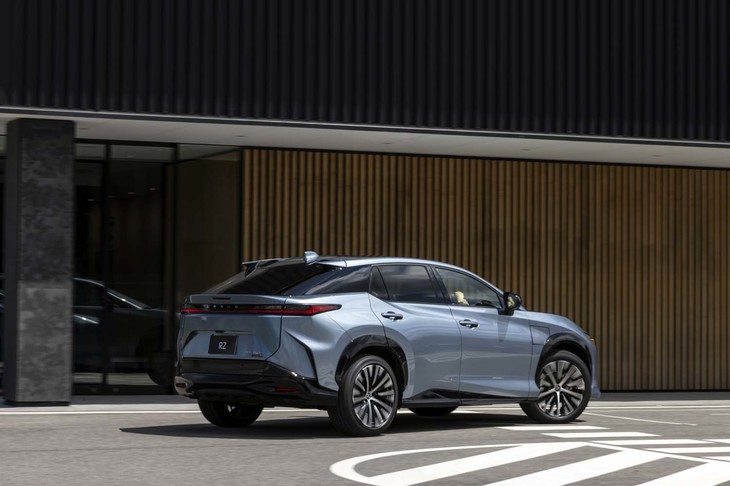 操舵角±150度のステアリングシステムには慣れが必要だが、交差点での右左折やUターン、車庫入れ、ワインディングロードにおけるスポーツ走行などにおいて“持ち替え”不要な運転を可能にする。