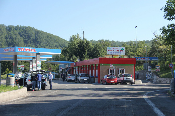 ……サービスエリア内を通過して行かないといけない古い方式。日本のスマートインターチェンジの走りといえば聞こえはいいが。