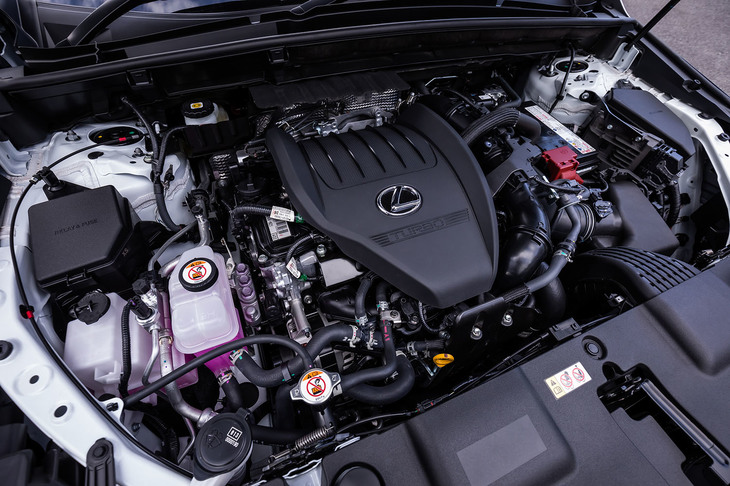 NX350“Fスポーツ”（エンジンルーム）