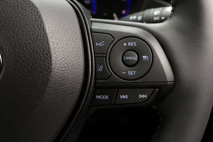 レーダークルーズコントロールが全車標準装備となる「カローラ ツーリング」。1.8リッターガソリン車の「G-X」と1.2リッターターボ車を除き、全車速対応型となっている。