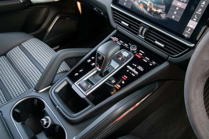 変速機はZF製のトルコン式AT。ピアノブラックの部分に並んだタッチスイッチは、操作するとカチッというクリック感がある。