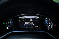 マルチインフォメーションディスプレイでは、燃費のほか、4WDのトルク配分や、回生ブレーキのチャージ状況などを切り替え式で表示する。