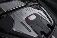 最高出力550psを発生する、「パナメーラ ターボ スポーツツーリスモ」の4リッターV8エンジン。同車の「スポーツクロノパッケージ」装着車は、0-100km/h加速を3.6秒でこなす。