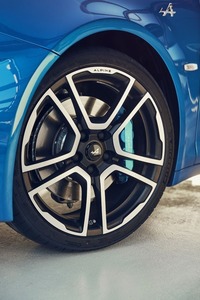 タイヤサイズはフロント（写真）が205/40R18で、リアが235/40R18。フロントブレーキキャリパーは4ピストンとなる。