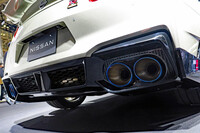 日本仕様についてはマフラーの構造も変更され、厳しさを増す騒音規制に対応した。