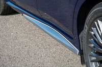 ボディー下部のメタル調のあしらいは「波打ち際に光る白波の勢いと美しさ」を表現している。