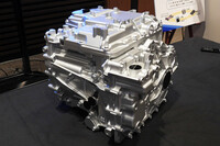 非常にコンパクトな新開発のeアクスル（モーターとコントロールユニット、リダクションギアをセットにしたもの）。モーターの種類としては永久磁石式同期電動機で、関係者いわく「2つ先の世代のBEVに搭載する予定のもの」とのこと。