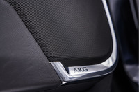 「エスカレード」には、レコーディングスタジオやライブ会場用の製品で知られる音響機器ブランド、AKGのオーディオシステムが搭載される。AKGが自動車用のオーディオを手がけるのは、これが初のことだ。