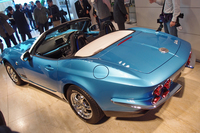 2代目「シボレー・コルベット」を思わせるスタイリングの「ロックスター」。このデザインは、ミツオカブランドの独創性と、同社が長く手がけてきたアメリカ車販売を象徴するものと説明される。