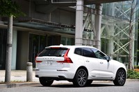 従来の「T5」と入れ替わる形で「ボルボXC60」のラインナップに加えられた「B5」。日本国内では2020年4月に発売された。