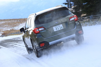 ボディーカラーについては、新色の「ワイルドネスグリーン・メタリック」と「クリムゾンレッド・パール」を設定。このうち、今回のテスト車にも採用されていたワイルドネスグリーン・メタリックは、「アウトバック」の専用色となっている。