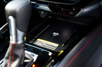 スマートフォンのワイヤレスチャージャーはセンターコンソールの前端に搭載される。