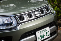 今回の改良では、「ジムニー」や「エスクード」などに見られるスロット型グリルのモチーフを取り入れた、新しい意匠のフロントグリルを採用。より力強い意匠となった。