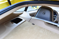 シート後方のピラー周辺部には、シャッター付きの小物入れ（写真左端）が用意される。