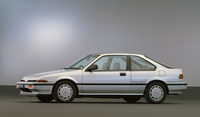1985年「ホンダ・クイント インテグラ」。先代となる「クイント」は5ドアハッチバックであることからその名を冠したが、これは3ドアのみで登場。追って5ドアと4ドアも加えられた。
