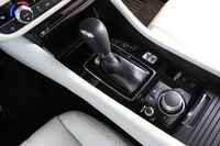 今回のマイナーチェンジでは、アクセル操作とエンジンのトルクの出方をリンクさせ、理想的な加速度を生み出すエンジンセッティングを施したという。トランスミッションは6段AT。通常モードとスポーツモードに切り替え可能な「ドライブセレクション」を採用。