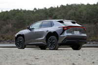 改良型「トヨタbZ4X」が発売されたのは2025年10月のこと。今回の試乗車は「Z」グレードのFWDモデルで、改良とともに50万円の値下げも実施されている（600万円→550万円）。