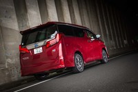 テストした「エグゼクティブラウンジS」の“S”は、新たに設定されたエアロパーツ装着グレードのこと。専用デザインのバンパーやサイドマッドガードが備わる。