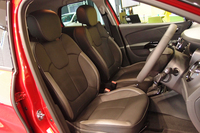 「キャプチャー プレミアム」のレザーシート。