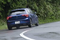 専用スポーツサスペンションを装備する「TSI Rライン」。ブレーキによるトルクベクタリング機能の採用も相まって、コーナリングは軽快だ。