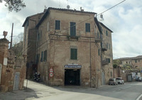 商業施設が休止されている中、自動車整備工場は、緊急の修理対応に限って操業が許されている。筆者撮影。