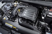 フロントに積まれる1リッター直3ターボエンジンは最高出力95PSと最大トルク175N・mを発生。カバーに横向きのラインが刻まれているが、もちろん横置きで搭載される。