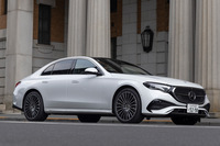 「スポーツマックス ラックス」を装着した「メルセデス・ベンツE300エクスクルーシブ」。車内の静粛性や乗り心地を追求したプレミアムセダンであり、今回の試走にピッタリのクルマだ。