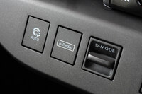 回生ブレーキの強さはステアリングパドルで調整が可能。センタークラスターには、アクセルペダルの操作のみで加減速の制御を可能とする「e-Pedal Step」機能のスイッチが装備される。