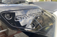 高速域での操縦安定性を高めるとともに、ブレーキング時のスネーキング現象を抑制するとうたわれる可変式のリアウイング。サーキットなど走行シーンに応じてウイングの角度を任意に変えることができる。