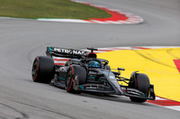 メルセデスのラッセル（写真）は3位でゴール。予選では、行き違いでハミルトンと接触してしまうハプニングもあり12位となるも、レースではスタートで8位にジャンプアップ、その後も順調にポジションを上げ、今季初のポディウムを勝ち取った。レース中「雨が降ってきた！」と無線で叫ぶも、ヘルメット内の自らの汗だったことが判明し、記者会見の場でも苦笑い。それでも改良型マシンの出来に上々の感触をつかんだようで、レース後に笑顔が絶えなかった。（Photo=Mercedes）
	 