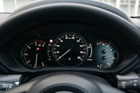 メーターは3眼式で、上級モデルにはインフォメーションディスプレイの機能も備えた、TFT液晶の7インチマルチスピードメーターが装備される。