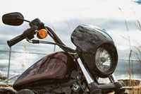 ヘッドランプに装着されたビキニカウル。ミニエイプハンドルバーは、独特のデザインはもちろん快適性にも配慮した設計となっている。