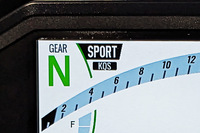 トラクションコントロールとパワーモードを連携させたライディングモードシステムには、「SPORT」「ROAD」「RAIN」「RIDER」の4つの設定を用意。左スイッチボックスのLAPボタンを、上または下に長押しすると切り替わる。（写真：青木禎之）