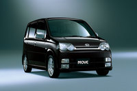 軽自動車初となるアダプティブクルーズコントロールは、2002年に登場した3代目「ダイハツ・ムーヴ」の最上級グレード「カスタムRSリミテッド」に、「レーダークルーズコントロール」の名称でオプション設定された（写真は「カスタムRS」）。