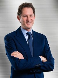 ステランティスのジョン・エルカン会長。2010年にルカ・ディ・モンテゼーモロ氏からフィアット会長の座を引き継ぎ、以来FCA、ステランティスと会長職にあり続けている。最近では、「欧州にも、日本の軽自動車に相当する車両を導入するべき」と提案し、話題を呼んだ。