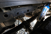 リアサスペンションのバネは古式ゆかしきリーフ式。前後ともにダンパーはFOXレーシング製となっている。