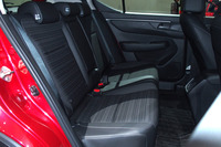 クラス最大級がうたわれる後席空間。頭上にも十分な余裕が確保されている。