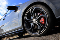 マットブラックの19インチアルミホイールは「ゴルフGTI TCR」の専用アイテム。フロントブレーキにはドリルドローターが採用されている。