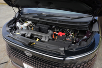 パワートレインは発電専用の新しい1.5リッター3気筒ターボエンジンを使う第3世代の「e-POWER」。前後に各1基ずつのモーターを搭載する4WD＝「e-4ORCE」のみの設定だ。