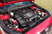 「e-BOXER」と呼ばれる水平対向エンジンベースのマイルドハイブリッドシステムを搭載。CVTを含め、振動や騒音の低減が図られている。