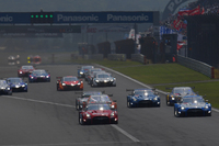 GT500クラスのスタートシーン。予選では上位を占めた日産勢は、決勝レースでは苦戦。表彰台には届かなかった。