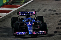 350戦目を迎えたフェルナンド・アロンソ（写真）はF1最多出走記録を更新。予選では、ウエットからドライへと変わるコンディションを味方につけて5位と健闘するも、レースでは6位走行中にパワーユニットにトラブルが生じ、記念の一戦をリタイアで終えた。アルピーヌはエステバン・オコンも途中で戦列を去っており、マクラーレンにコンストラクターズランキング4位の座を明け渡すかたちとなった。（Photo=Alpine F1）