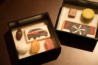 部屋にはベントレー＆セントレジス流のおもてなしが。2段重ねの重箱には小菓子が用意されていた。