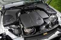 「CLS220d」に搭載される2リッター直4ディーゼルターボエンジン。マイルドハイブリッド機構などは備わっておらず、燃費はWLTCモードで16.5km/リッター（「エクスクルーシブパッケージ」は16.4km/リッター）となっている。
