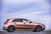 今回試乗した「A180」はオプションの「AMGラインパッケージ」装着車で、ボディーサイズは全長×全幅×全高＝4440×1800×1420mm、ホイールベースは2730mm。全長が標準モデルよりも10mm長く、全高が20mm低い設定となる。