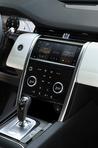 「ランドローバー・ディスカバリー スポーツ」の2021年モデル登場の画像