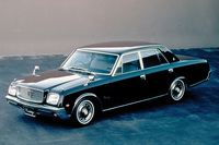 1967年に誕生した初代「センチュリー」。全長×全幅×全高＝4980×1890×1450mm、ホイールベース2860mmというサイズのボディーに、3リッターV8エンジンを搭載していた。