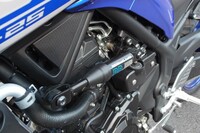 「車体の主要な構造体の2点間を車体粘性（減衰要素）でつなぐ」というパフォーマンスダンパー取り付けの基本原則は、二輪でも四輪と変わらない。「MT-25」の場合は、エンジンを抱きかかえるフレーム間に装着されている。