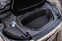 フロントフード下に、ふた付きの荷室を設定。容量は31リッターで、充電ケーブルや小物入れの収納などに使用できる。