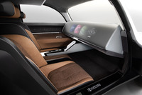 インテリアでは、ダッシュボード全面に配されたディスプレイが特徴。